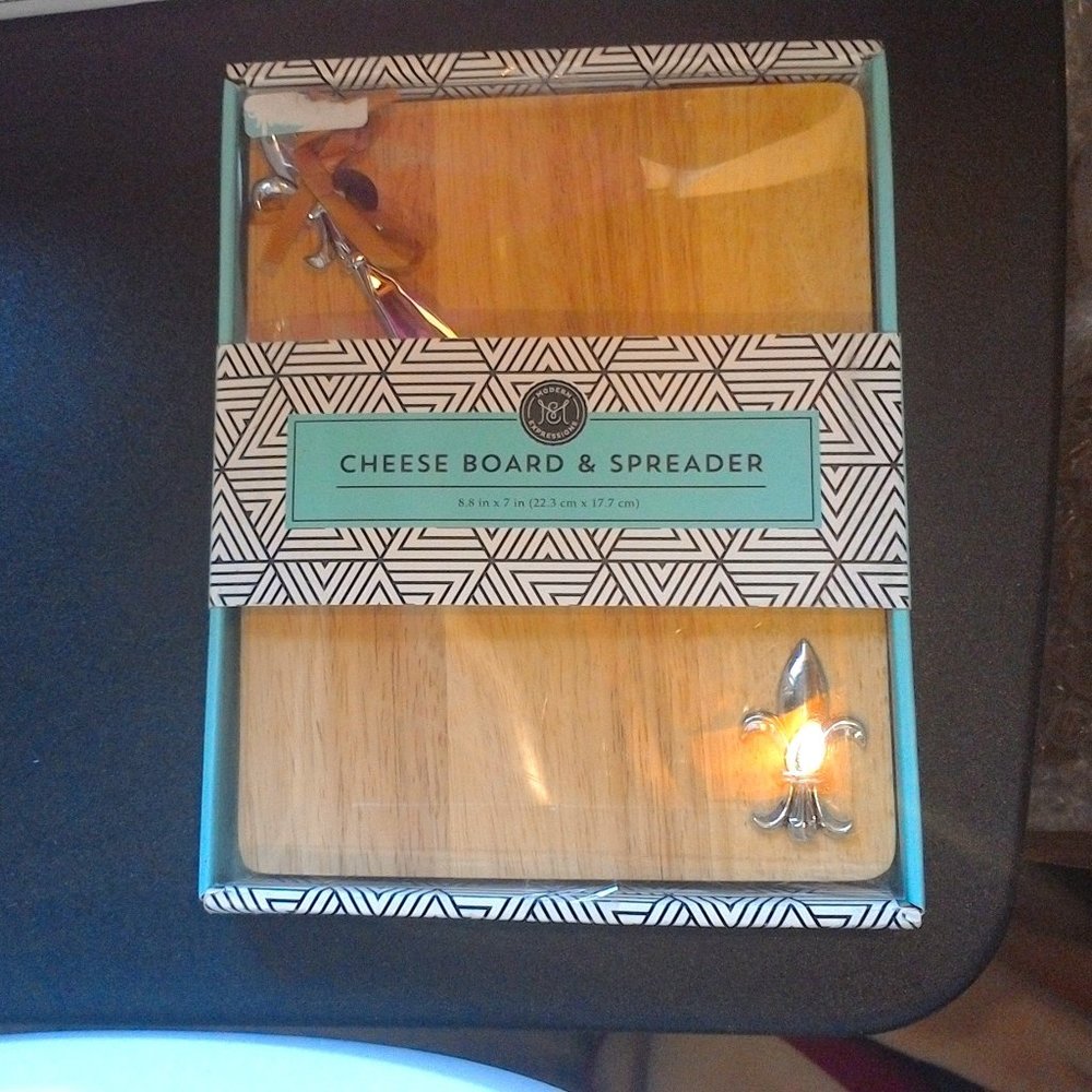 NWT. Chartute board with cheese spreader